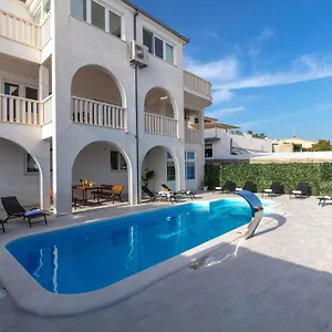Anja Lux, Split